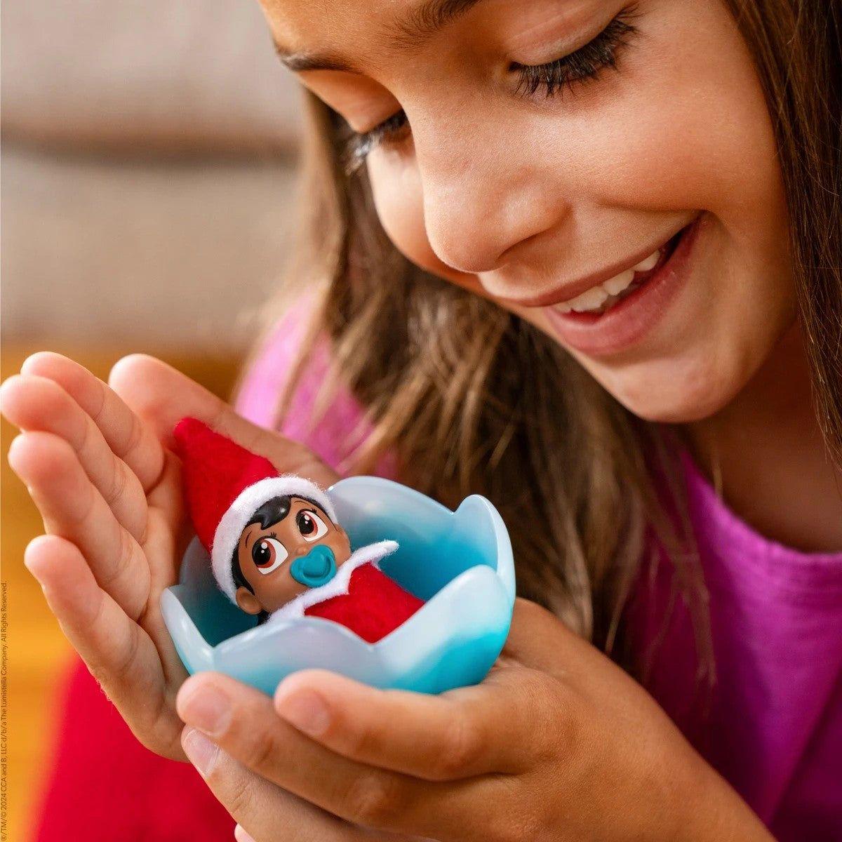 El Elfo en el Estante Frost Pips Mini Blooms Elfo Bebé Niño con Ojos Azules - Incluye Cuna de Flores de Escarcha - para Edades de 3 Años y Más